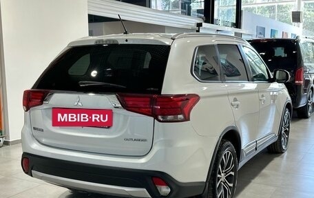 Mitsubishi Outlander III рестайлинг 3, 2015 год, 2 199 900 рублей, 4 фотография