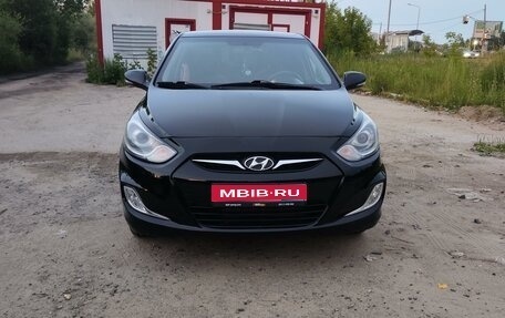 Hyundai Solaris II рестайлинг, 2013 год, 800 000 рублей, 1 фотография