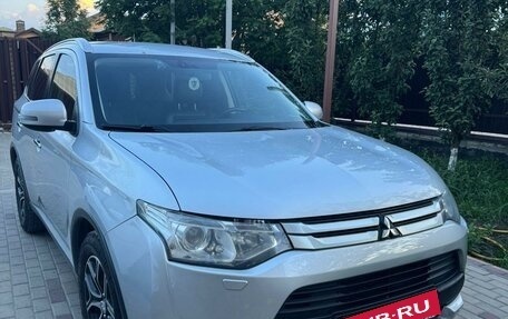 Mitsubishi Outlander III рестайлинг 3, 2015 год, 1 990 000 рублей, 2 фотография