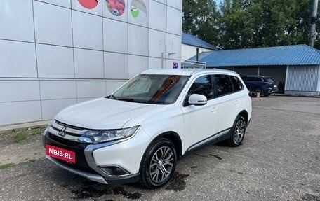 Mitsubishi Outlander III рестайлинг 3, 2018 год, 2 499 000 рублей, 2 фотография