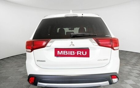 Mitsubishi Outlander III рестайлинг 3, 2017 год, 2 640 000 рублей, 6 фотография