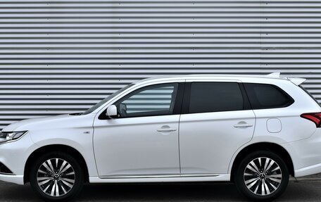 Mitsubishi Outlander III рестайлинг 3, 2022 год, 3 099 000 рублей, 4 фотография