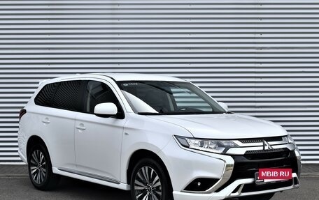 Mitsubishi Outlander III рестайлинг 3, 2022 год, 3 099 000 рублей, 3 фотография