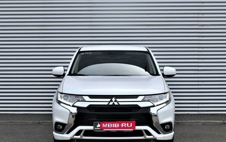 Mitsubishi Outlander III рестайлинг 3, 2022 год, 3 099 000 рублей, 2 фотография