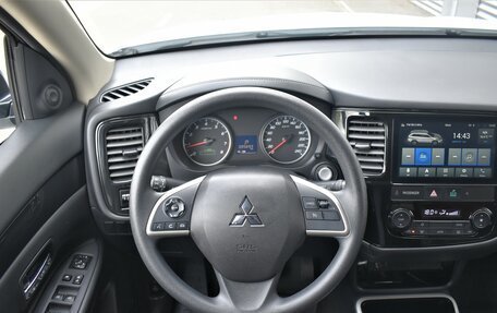 Mitsubishi Outlander III рестайлинг 3, 2022 год, 3 099 000 рублей, 13 фотография