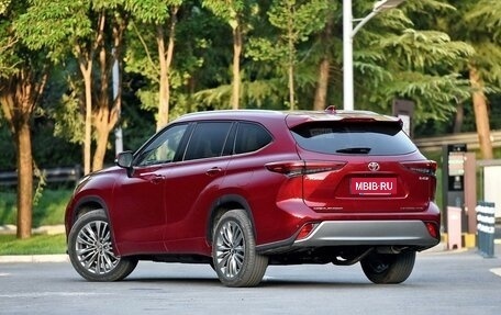 Toyota Highlander, 2024 год, 6 350 000 рублей, 2 фотография