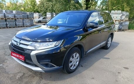 Mitsubishi Outlander III рестайлинг 3, 2018 год, 1 990 000 рублей, 6 фотография