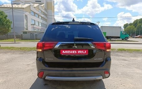 Mitsubishi Outlander III рестайлинг 3, 2018 год, 1 990 000 рублей, 9 фотография