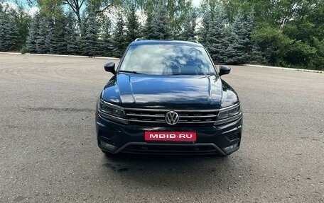 Volkswagen Tiguan II, 2018 год, 3 100 000 рублей, 1 фотография