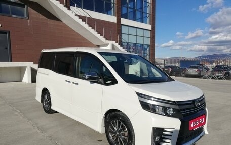 Toyota Voxy III, 2016 год, 2 290 000 рублей, 3 фотография