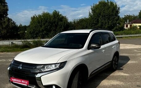 Mitsubishi Outlander III рестайлинг 3, 2021 год, 2 950 000 рублей, 3 фотография