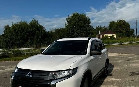 Mitsubishi Outlander III рестайлинг 3, 2021 год, 2 950 000 рублей, 5 фотография