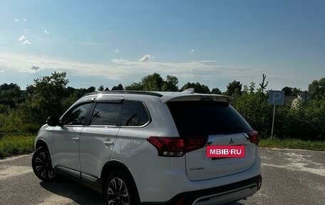 Mitsubishi Outlander III рестайлинг 3, 2021 год, 2 950 000 рублей, 7 фотография