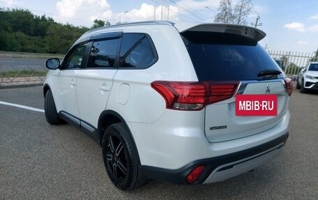 Mitsubishi Outlander III рестайлинг 3, 2019 год, 2 000 000 рублей, 6 фотография