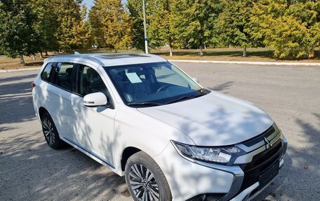 Mitsubishi Outlander III рестайлинг 3, 2022 год, 3 000 000 рублей, 1 фотография