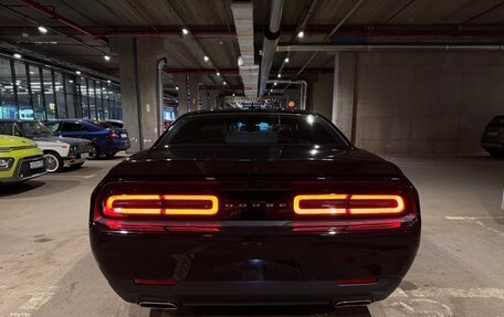 Dodge Challenger III рестайлинг 2, 2021 год, 3 100 000 рублей, 3 фотография