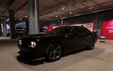 Dodge Challenger III рестайлинг 2, 2021 год, 3 100 000 рублей, 2 фотография