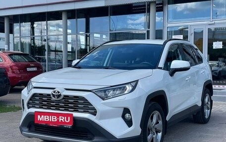 Toyota RAV4, 2020 год, 3 290 000 рублей, 2 фотография