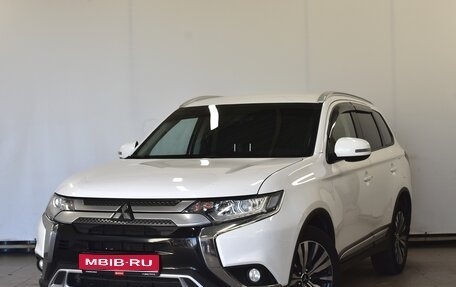 Mitsubishi Outlander III рестайлинг 3, 2021 год, 2 640 000 рублей, 1 фотография