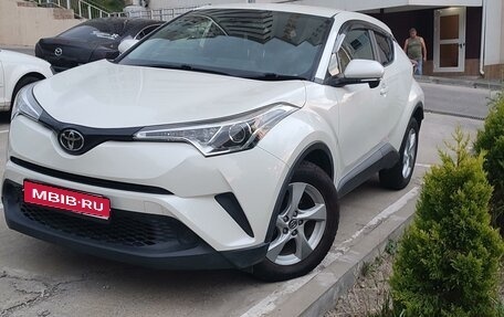 Toyota C-HR I рестайлинг, 2017 год, 2 150 000 рублей, 1 фотография