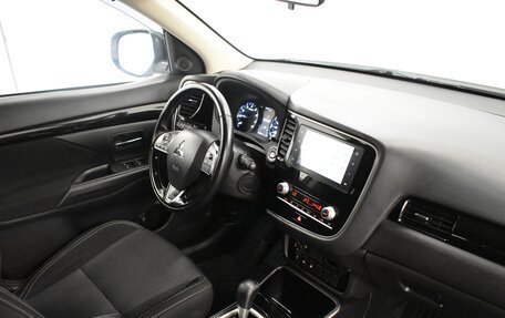 Mitsubishi Outlander III рестайлинг 3, 2021 год, 2 640 000 рублей, 5 фотография