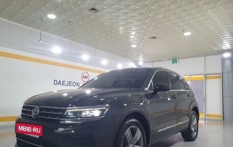 Volkswagen Tiguan II, 2018 год, 2 400 000 рублей, 4 фотография