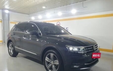 Volkswagen Tiguan II, 2018 год, 2 400 000 рублей, 3 фотография