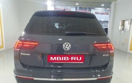 Volkswagen Tiguan II, 2018 год, 2 400 000 рублей, 2 фотография