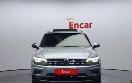 Volkswagen Tiguan II, 2018 год, 2 570 000 рублей, 3 фотография