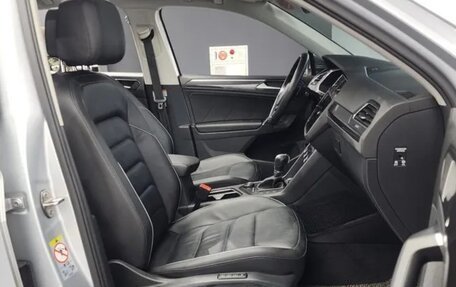 Volkswagen Tiguan II, 2018 год, 2 570 000 рублей, 11 фотография