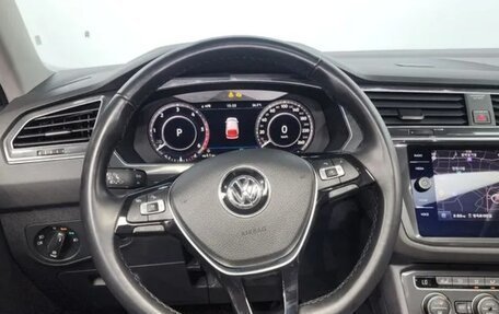 Volkswagen Tiguan II, 2018 год, 2 570 000 рублей, 13 фотография