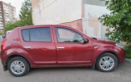 Renault Sandero I, 2013 год, 780 000 рублей, 2 фотография