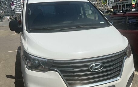 Hyundai Grand Starex Grand Starex I рестайлинг 2, 2018 год, 3 150 000 рублей, 2 фотография