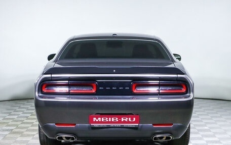 Dodge Challenger III рестайлинг 2, 2021 год, 4 250 000 рублей, 6 фотография