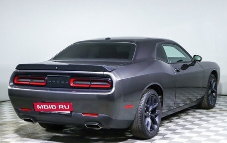 Dodge Challenger III рестайлинг 2, 2021 год, 4 250 000 рублей, 5 фотография