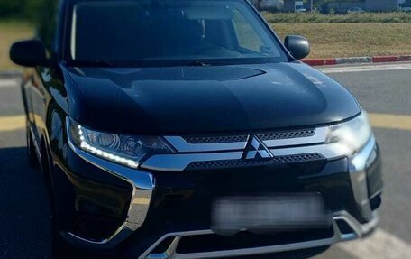 Mitsubishi Outlander III рестайлинг 3, 2020 год, 2 550 000 рублей, 3 фотография