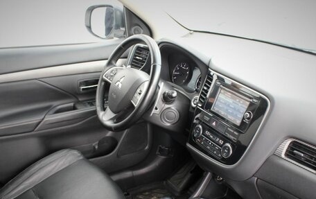 Mitsubishi Outlander III рестайлинг 3, 2014 год, 1 630 000 рублей, 12 фотография