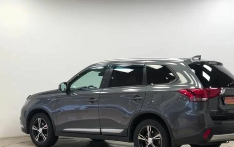 Mitsubishi Outlander III рестайлинг 3, 2018 год, 2 350 000 рублей, 2 фотография