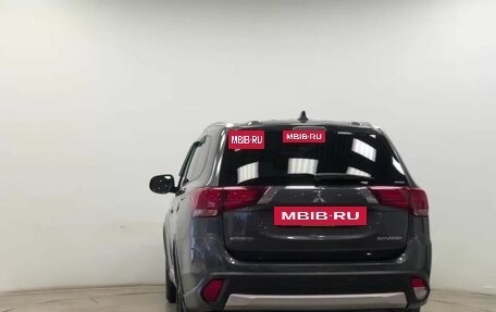 Mitsubishi Outlander III рестайлинг 3, 2018 год, 2 350 000 рублей, 3 фотография