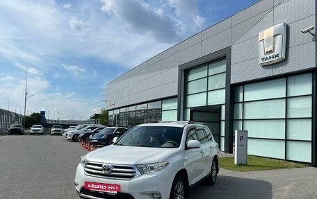 Toyota Highlander III, 2011 год, 2 358 000 рублей, 2 фотография