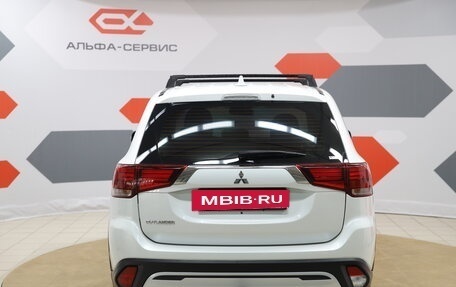 Mitsubishi Outlander III рестайлинг 3, 2020 год, 2 590 000 рублей, 5 фотография