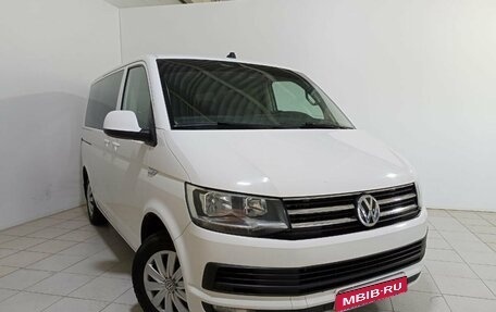 Volkswagen Caravelle T6 рестайлинг, 2017 год, 3 150 000 рублей, 1 фотография