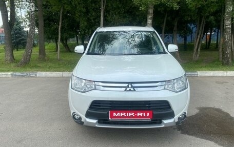 Mitsubishi Outlander III рестайлинг 3, 2014 год, 1 850 000 рублей, 2 фотография