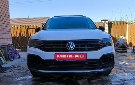 Volkswagen Tiguan II, 2021 год, 3 680 000 рублей, 2 фотография