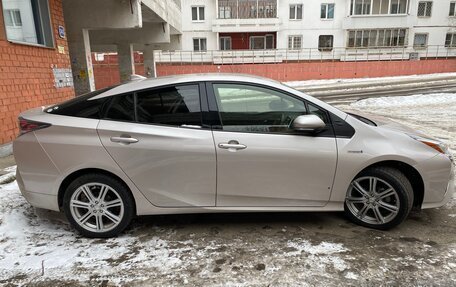 Toyota Prius IV XW50, 2016 год, 1 610 000 рублей, 3 фотография