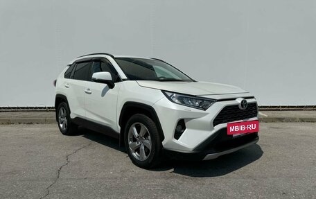 Toyota RAV4, 2020 год, 3 880 000 рублей, 3 фотография