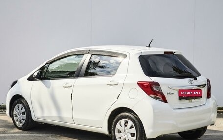 Toyota Vitz, 2015 год, 1 049 000 рублей, 2 фотография