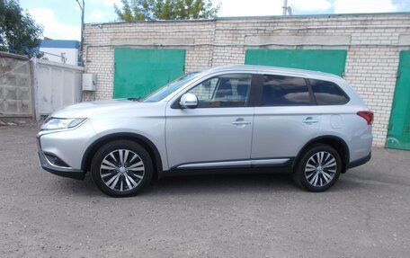 Mitsubishi Outlander III рестайлинг 3, 2019 год, 2 450 000 рублей, 3 фотография