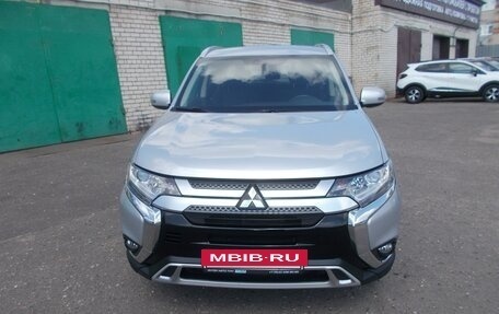 Mitsubishi Outlander III рестайлинг 3, 2019 год, 2 450 000 рублей, 2 фотография