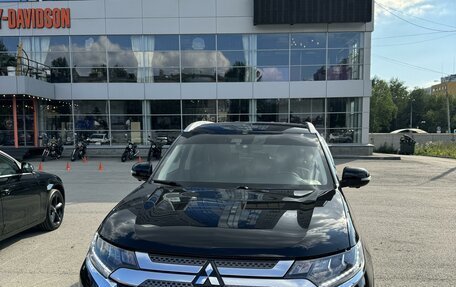 Mitsubishi Outlander III рестайлинг 3, 2018 год, 2 950 000 рублей, 2 фотография